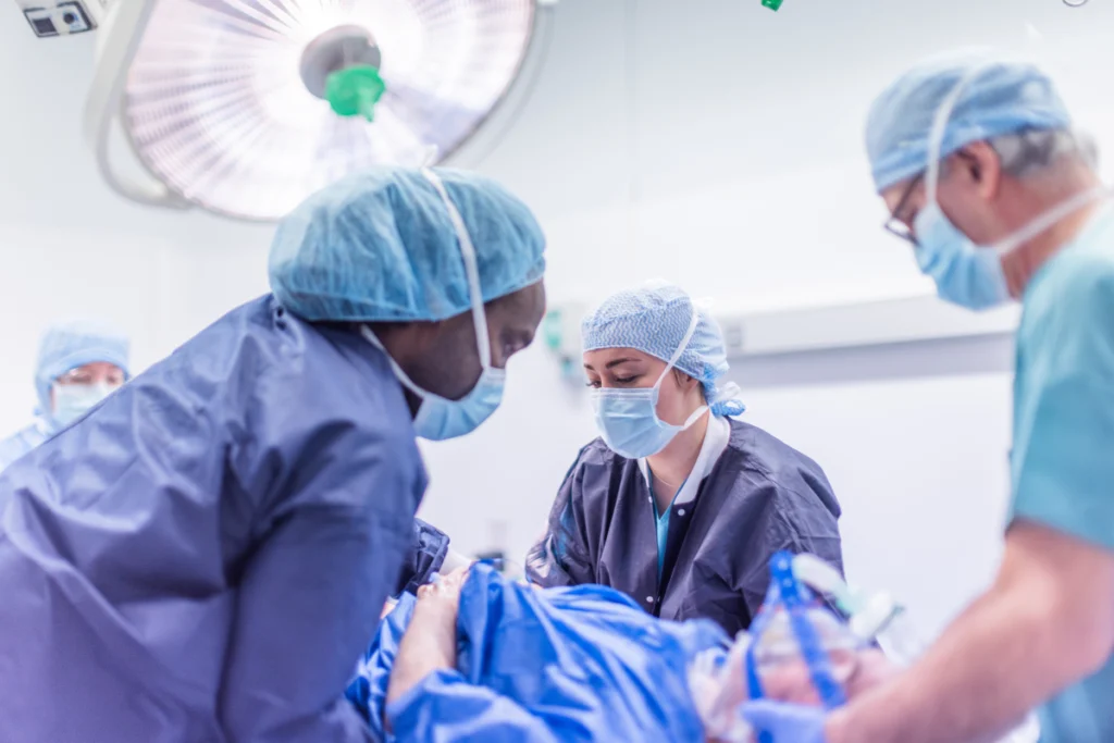 Équipe du Dr Pierre Sautet en intervention de chirurgie orthopédique, Seine-Saint-Denis