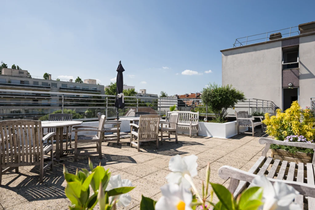 Terrasse arborée de la clinique d'orthopédie en Seine-Saint-Denis