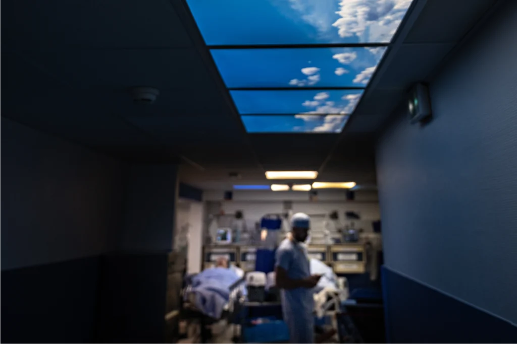 Couloir de la clinique de chirurgie orthopédique en Seine-Saint-Denis